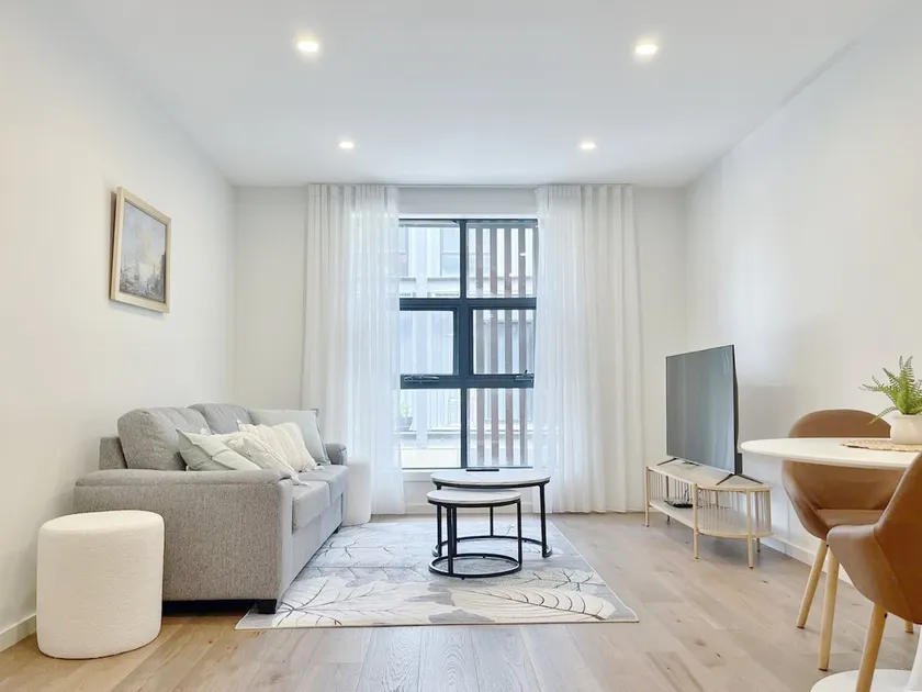 Centrally located 2BR townhouse - Image 1