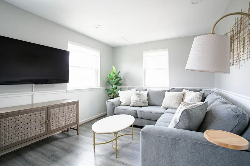 Luxury 3BR & Free Parking - 6-mins to Monuments! - Image 1