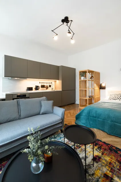 Sunny condo in the center of Vršovice - Image 1