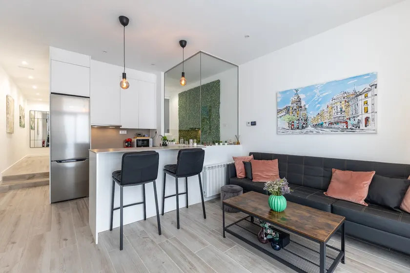Beautiful apartment for 8 pax in Plaza Olavide - Image 1