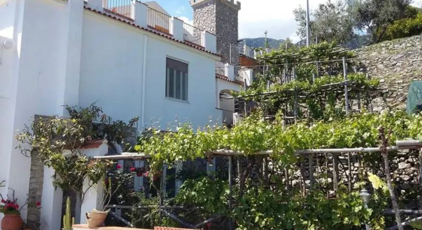 House overlooking the sea - Image 1
