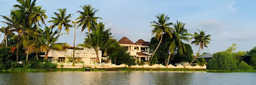 The Ambassador's Residence:Lakeside Villa in Kochi - Image 1