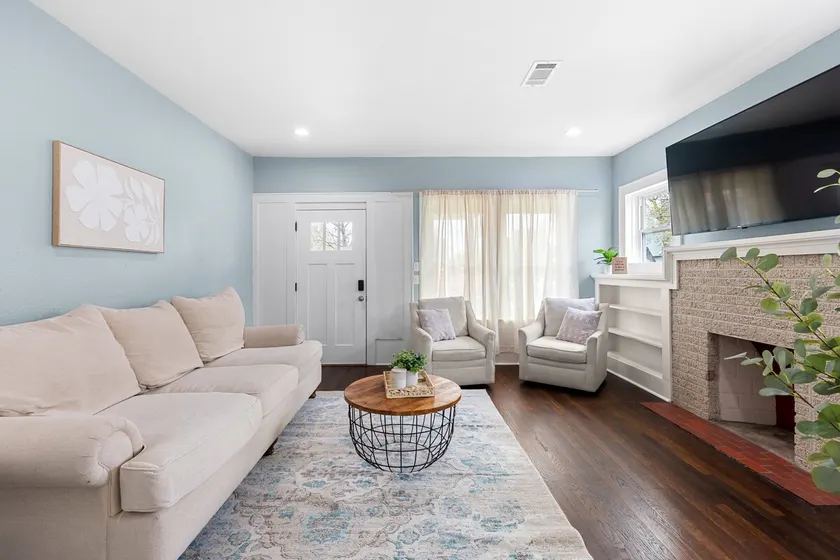8 mins to Downtown/ King Bed/ Backyard /Coffee Bar - Image 1