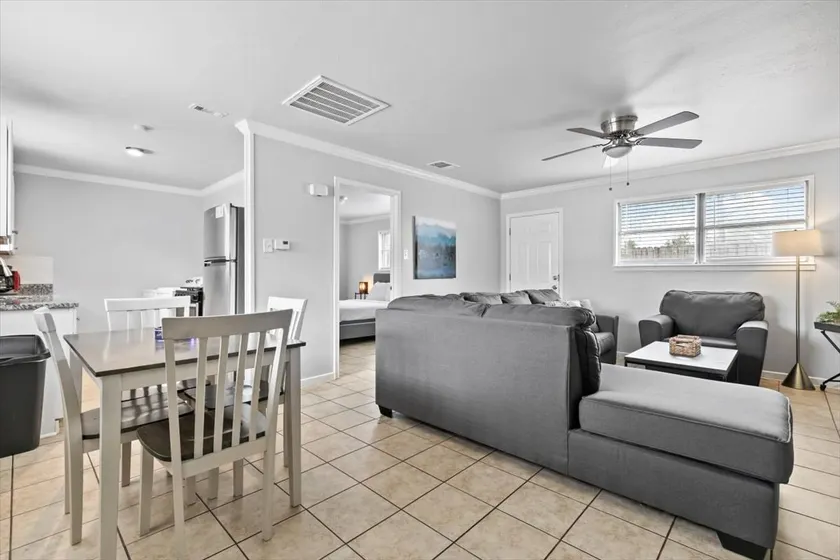 The Foxy Flat Near Entertainment District - Image 1