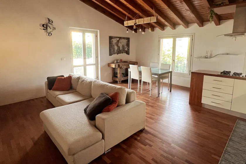 A terrace overlooking Volta Mantovana - Image 1