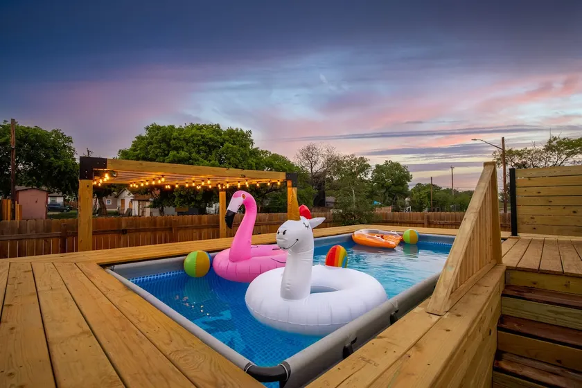 Pool-MovieTheater KING BED & 5 minutes to Alamodome - Image 1