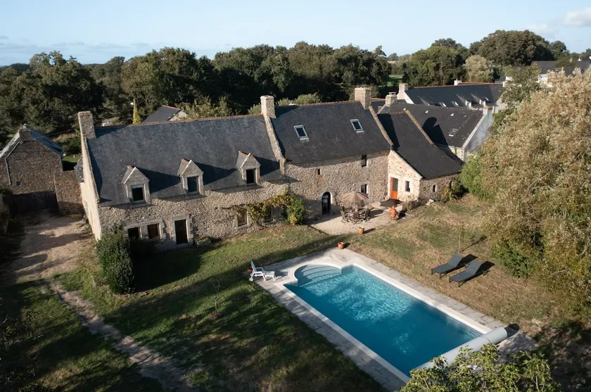 Waterfront mansion with heated pool - Image 1