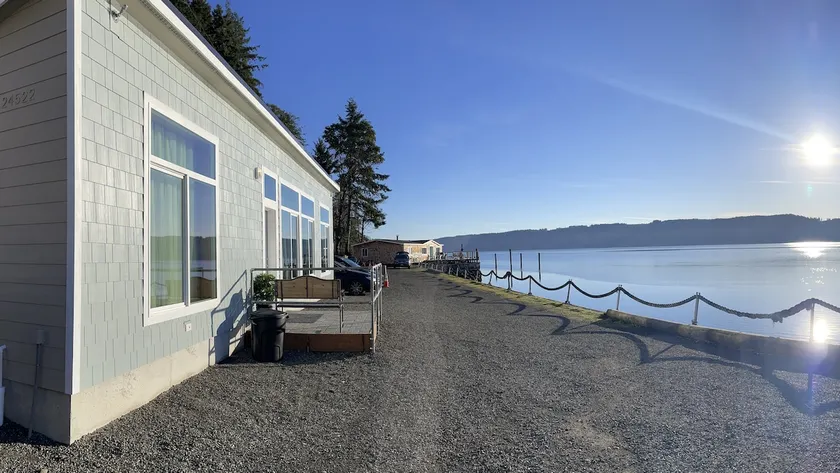New 2 Bdrm Waterfront Cottage - Image 1