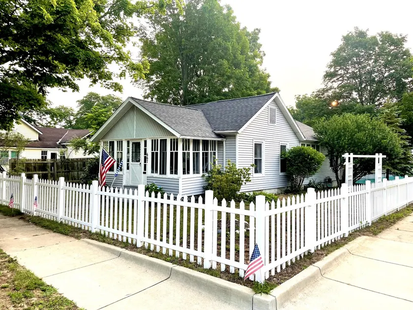 Historic Maple Beach Cottage - Image 1