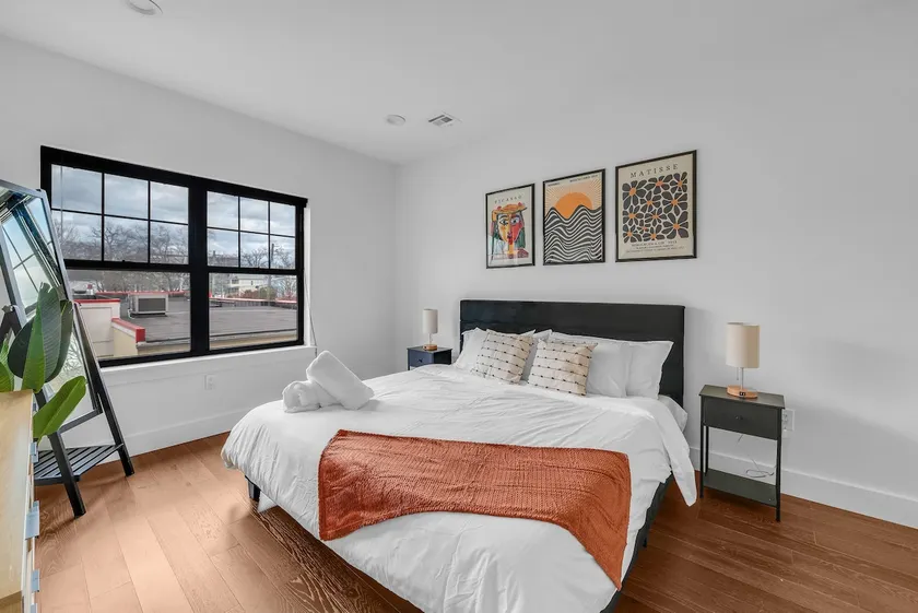 LUX 1BR: Gym, long term king bed , Free Parking! - Image 1