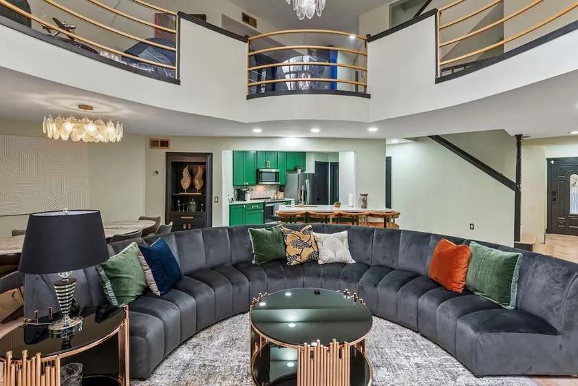 Luxury Art Deco Close to Everything - Image 1