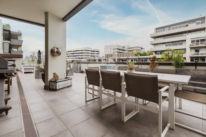 Bay Street Terrace - Spacious Indoor-Outdoor Design - Image 1
