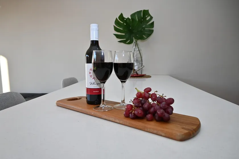 Mawson Red Cozy Apartment |Pool| Parking| Netflix - Image 1