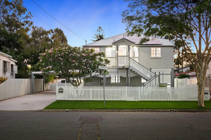 Seaside Serenity: Charming 2BR Queenslander Oasis - Image 1
