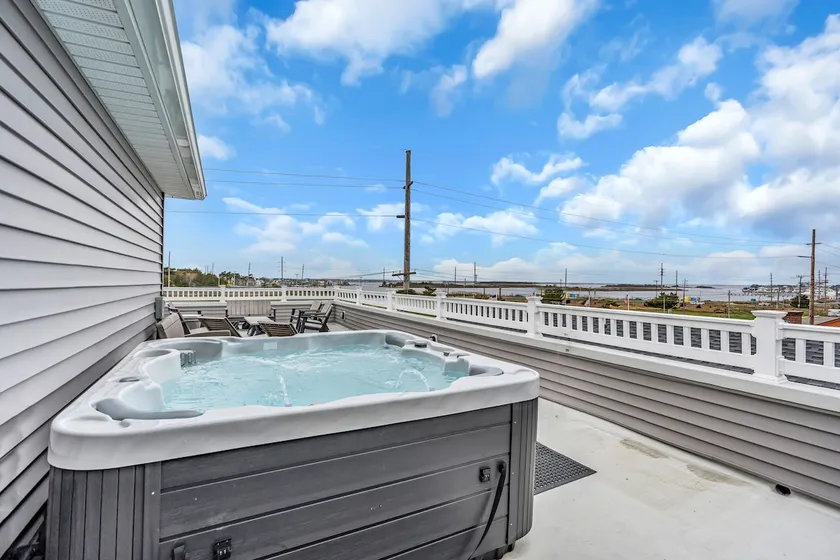 Fast Wifi | Rooftop HotTub | Pet Friendly | Coffee - Image 1