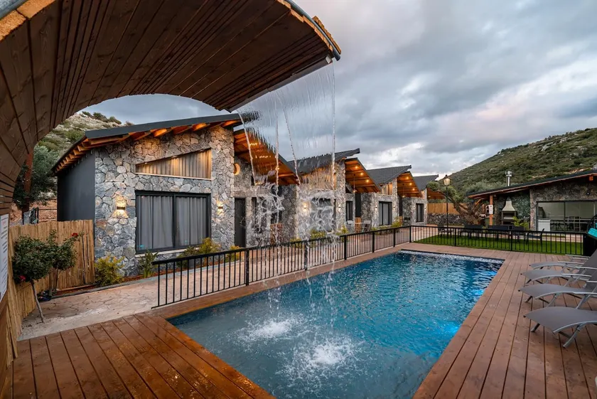 King's Estate – Villa with Heated Pool & Jacuzzi - Image 1