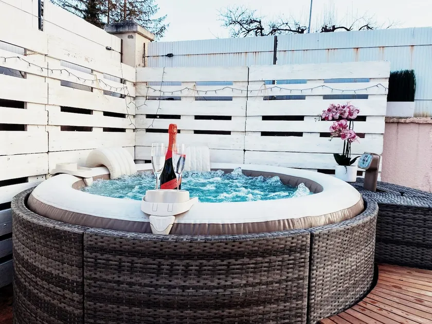 Romantic Getaway - Private Jacuzzi - Image 1