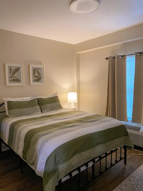 Clean, comfy, & central 1B/1B! - Image 1