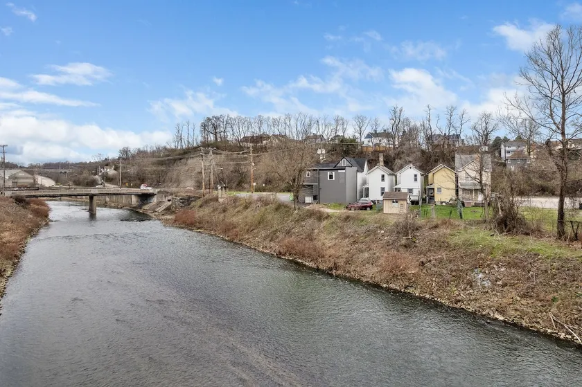 Dog Friendly Creek-side Getaway - Image 1