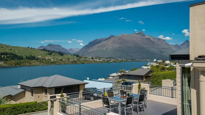 Panoramic Peaks: 3BR Home with Lake Vistas - Image 1