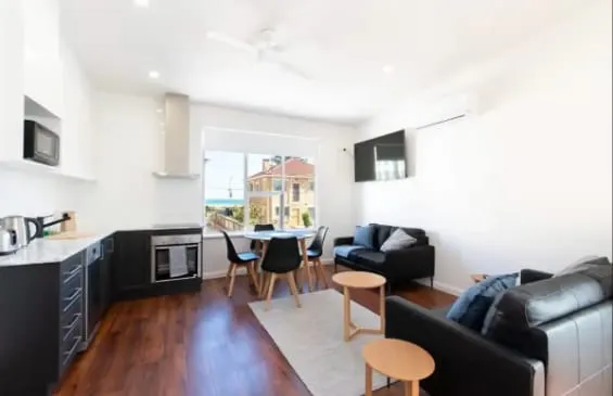Lovely Beachside Largs Bay unit - free wine - Image 1