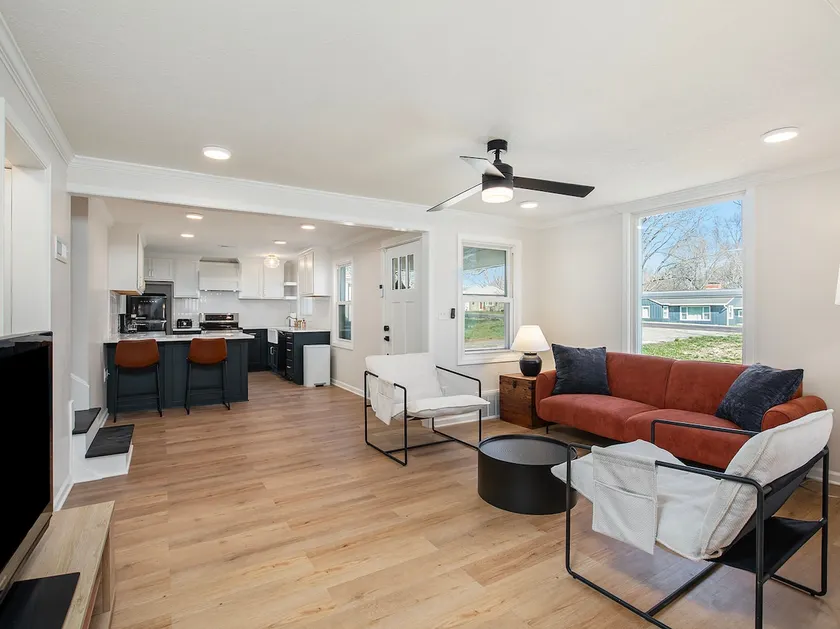 Dog Friendly KC stay | King Bed | Fenced Yard - Image 1