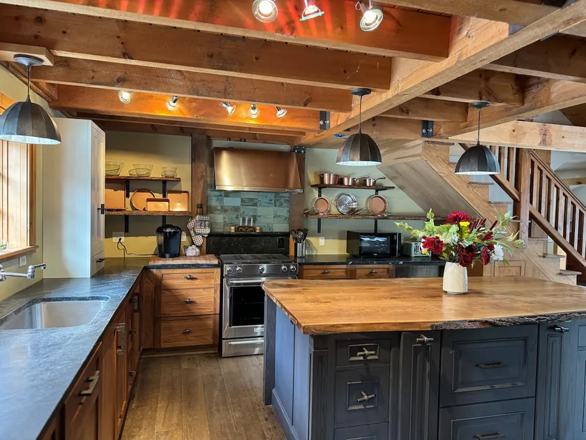 Rustic Mountain Retreat - Image 1