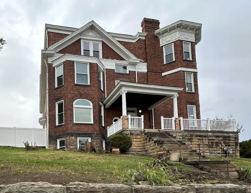 Majestic and Massive Entire Victorian Mansion - Image 1
