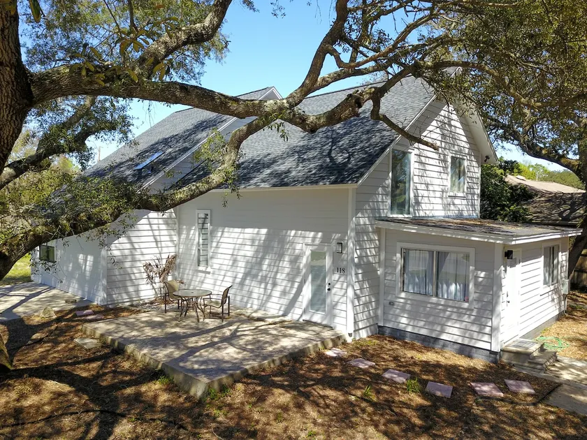Bayside Cove Retreat Your Coastal Escape - Image 1