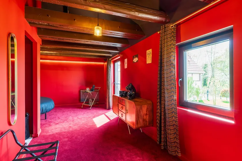 Original duplex: round bed & retro arcade terminal - Image 1