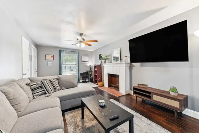 Sleeps 10! Medical District! Airport! Pet Friendly - Image 1