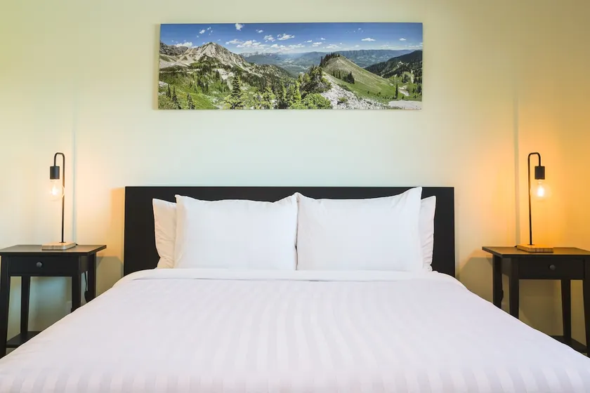 Three Sisters Mountain views | Basement Suite - Image 1