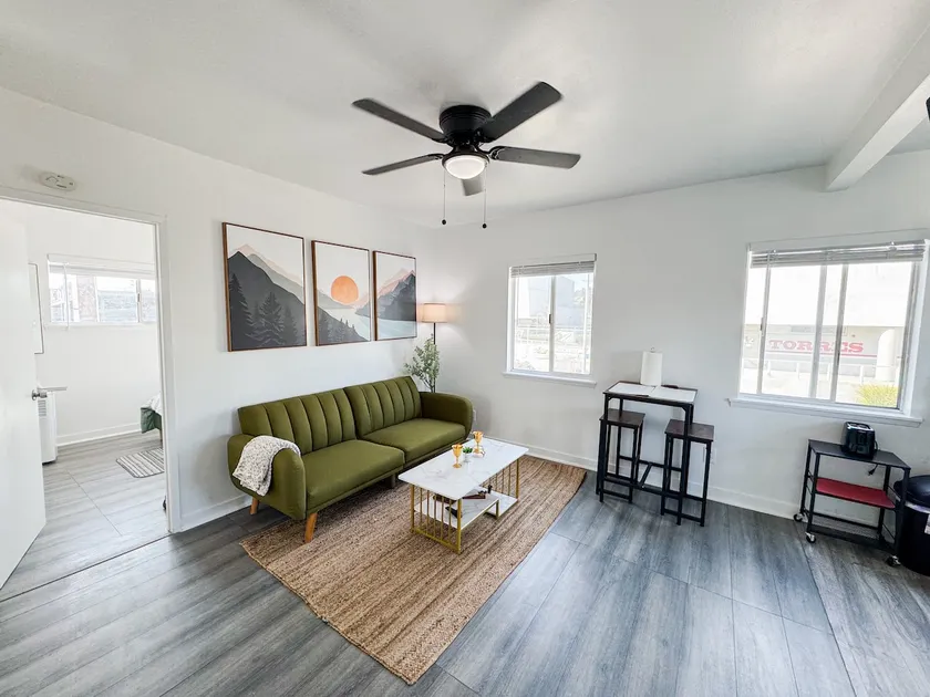 Chic Modern 1BR Near DTLA - Image 1