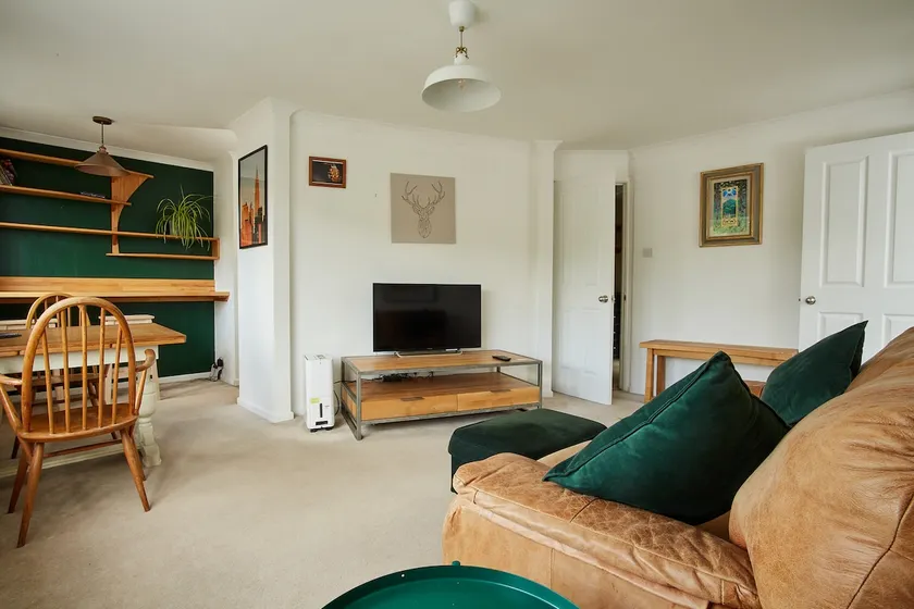 Premium Central Stroud Apartment with Parking x2 - Image 1