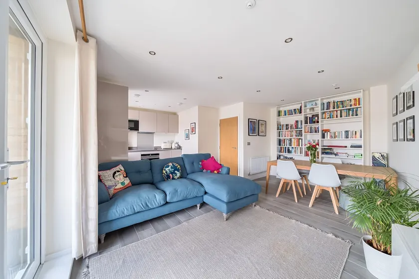Spacious Apartment in Addlestone with Free Parking- Pass the Keys - Image 1