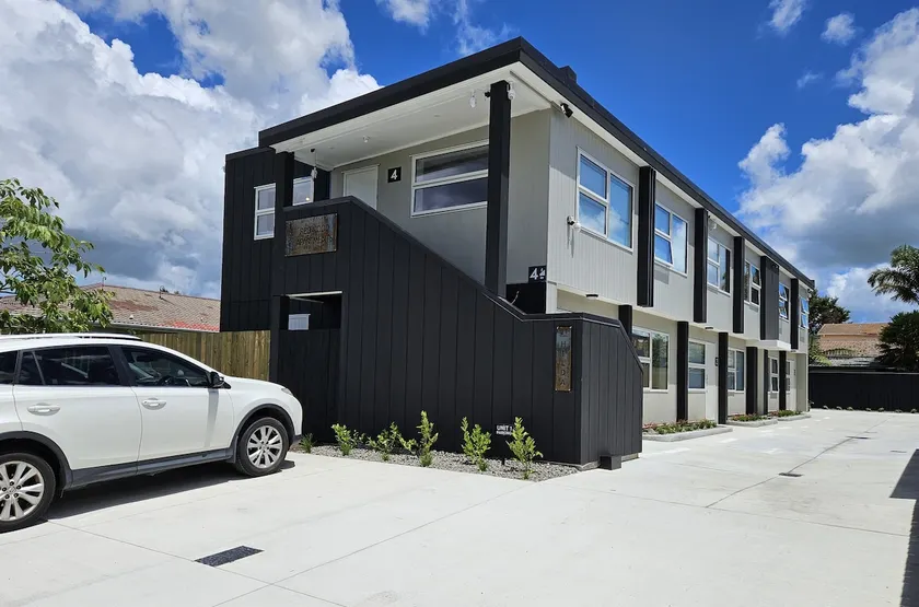 Redwood Apartments - Image 1