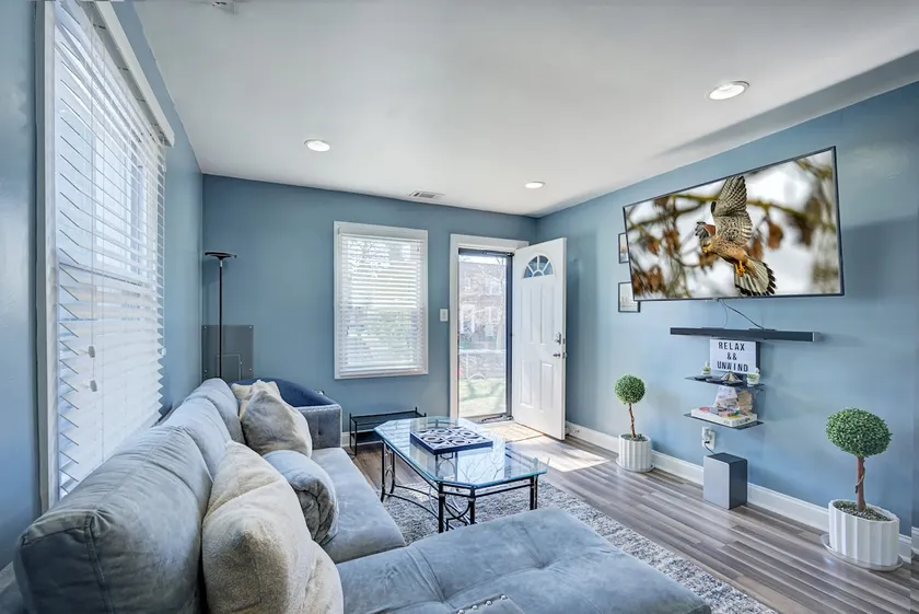 Spacious 3 BR Bungalow - Close to Main Attractions - Image 1