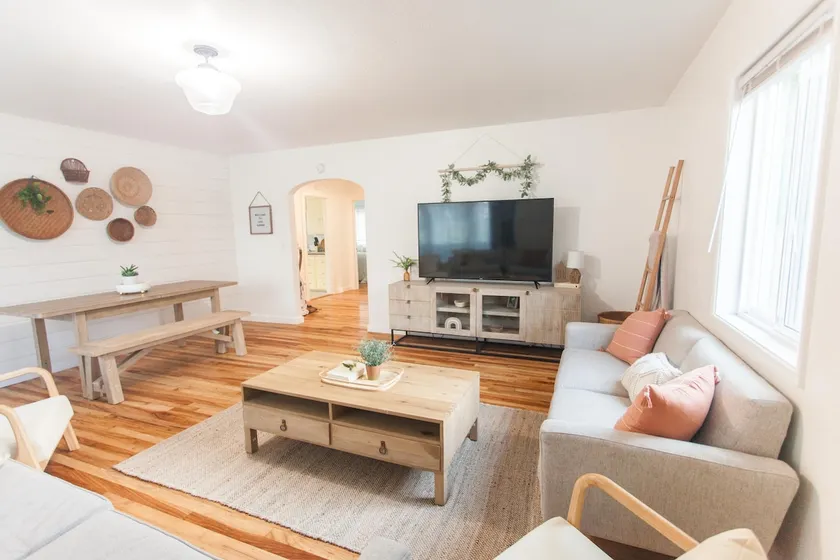 Cozy 3BR Vintage Gem – 20 Min to UO & Next to Park - Image 1