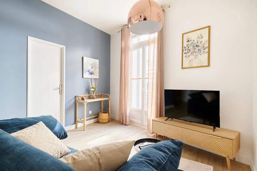 Chic stay between Halles and town hall, balcony, air conditioning - Image 1