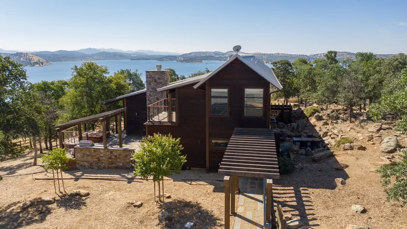 Legends Lake House - Image 1
