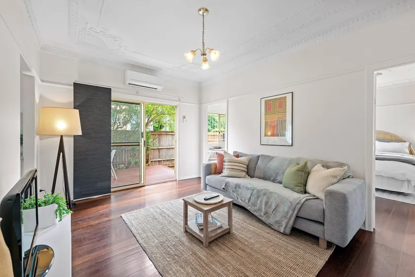 Quiet & Bright Art Deco Apartment by New Farm Park - Image 1