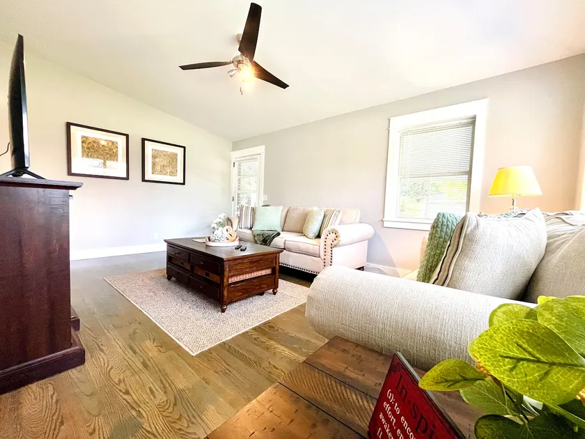 Golden Isles living - Image 1
