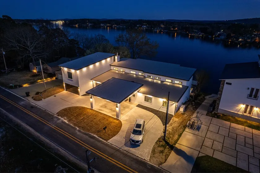 Modern Luxury Lakefront Estate, 7BR/6.5 Baths - Image 1