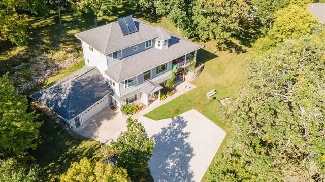 Stylish Riverview Escape - Image 1