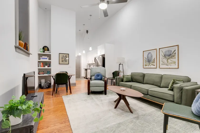 Spacious unit in Arts District - Image 1