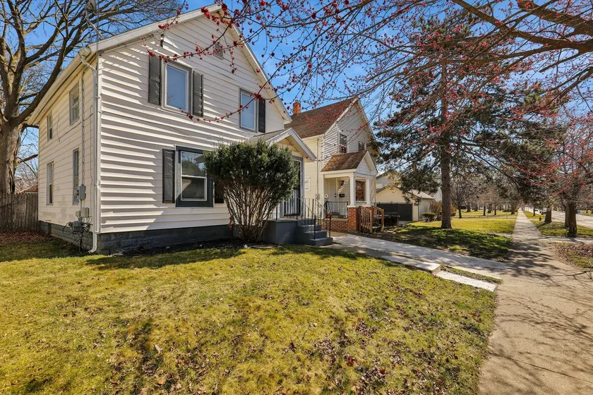 Spacious 3 Bedroom, 4Bed Cozy Home - Image 1