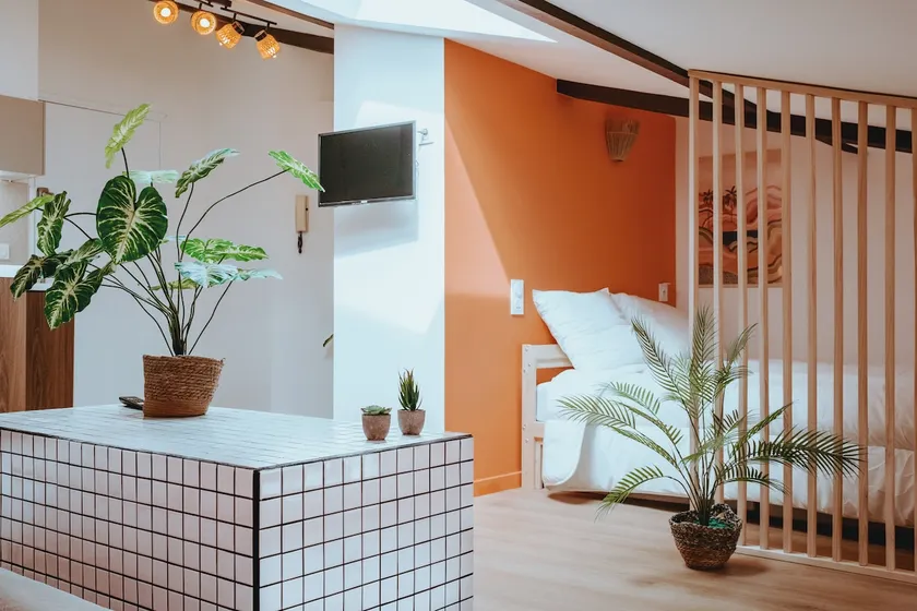 Cozy Downtown Nest - Image 1