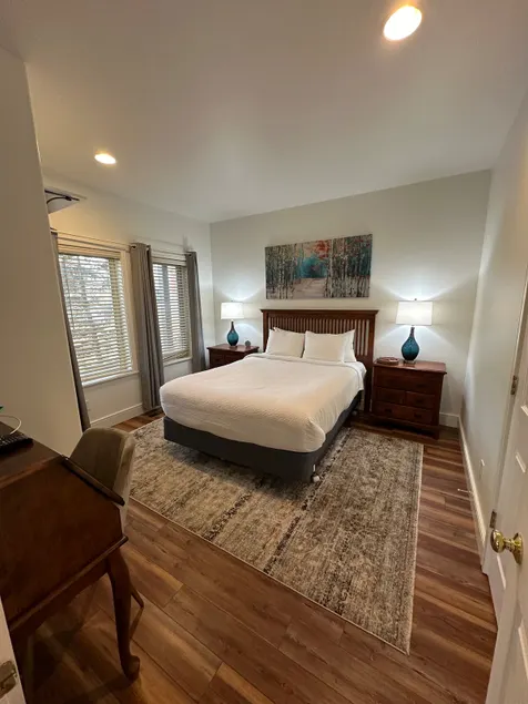 Cozy West Side Bend Townhouse, Lower Unit - Image 1