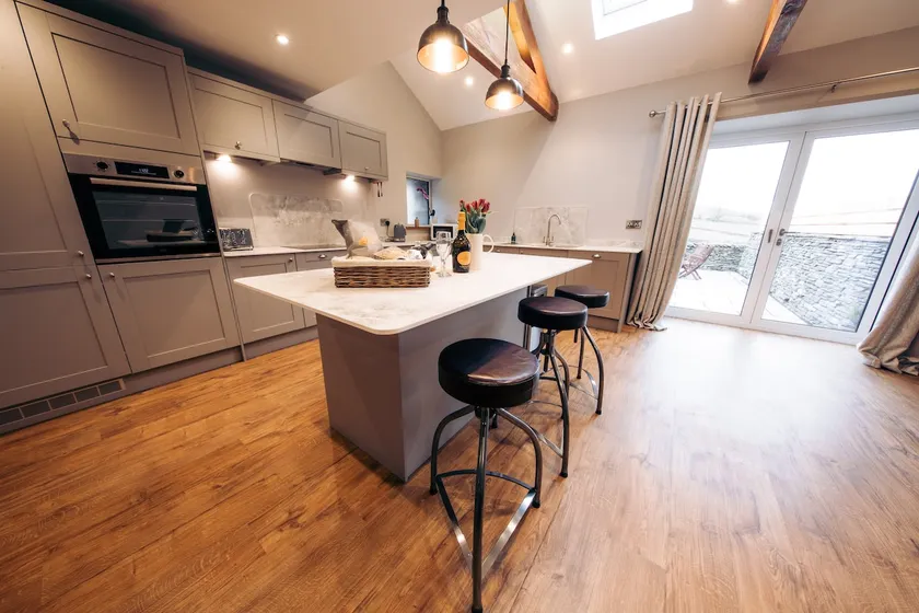 Meadow View, own EV charger & super king/king beds - Image 1