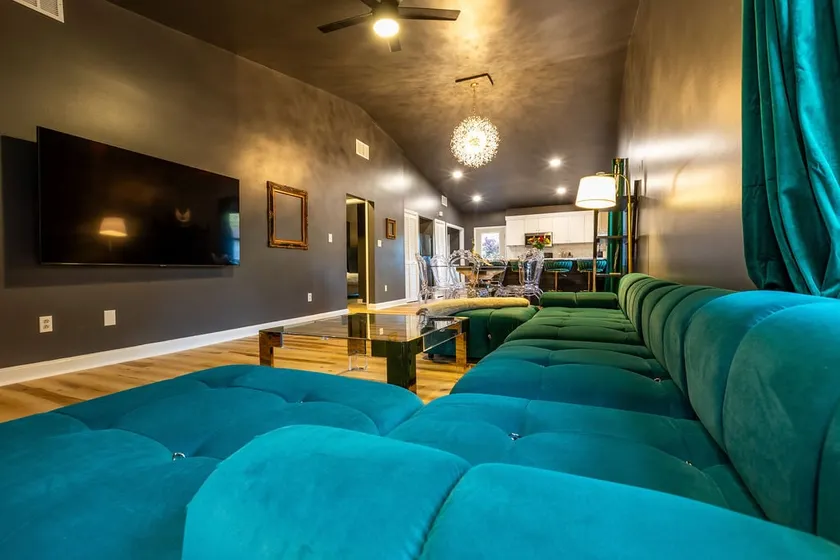 The Soulard Atelier- Hot Tub! - Image 1